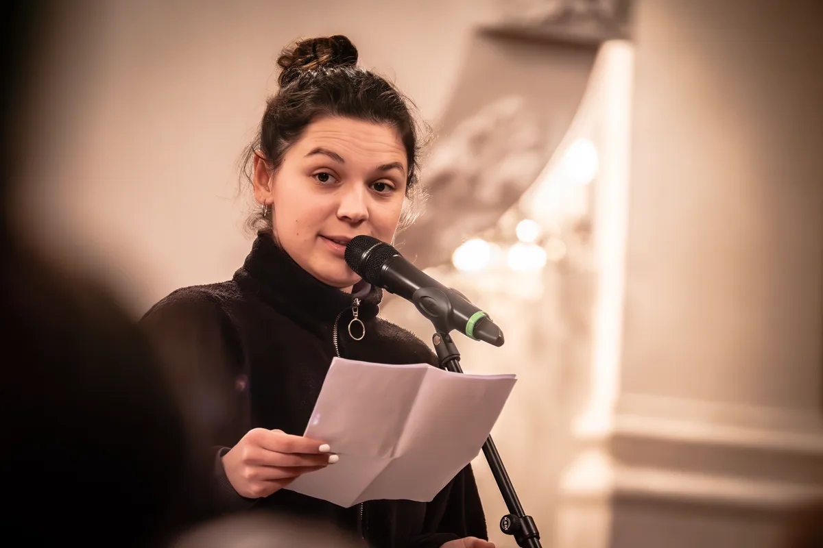 Gina Walter steht am Mikrofon.